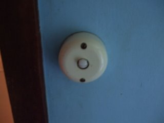 Round, surface mounted switch