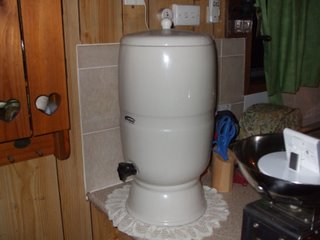 Gravity filter for tank water in the kitchen