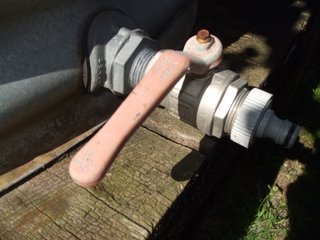 Ball valve tap with garden hose fitting